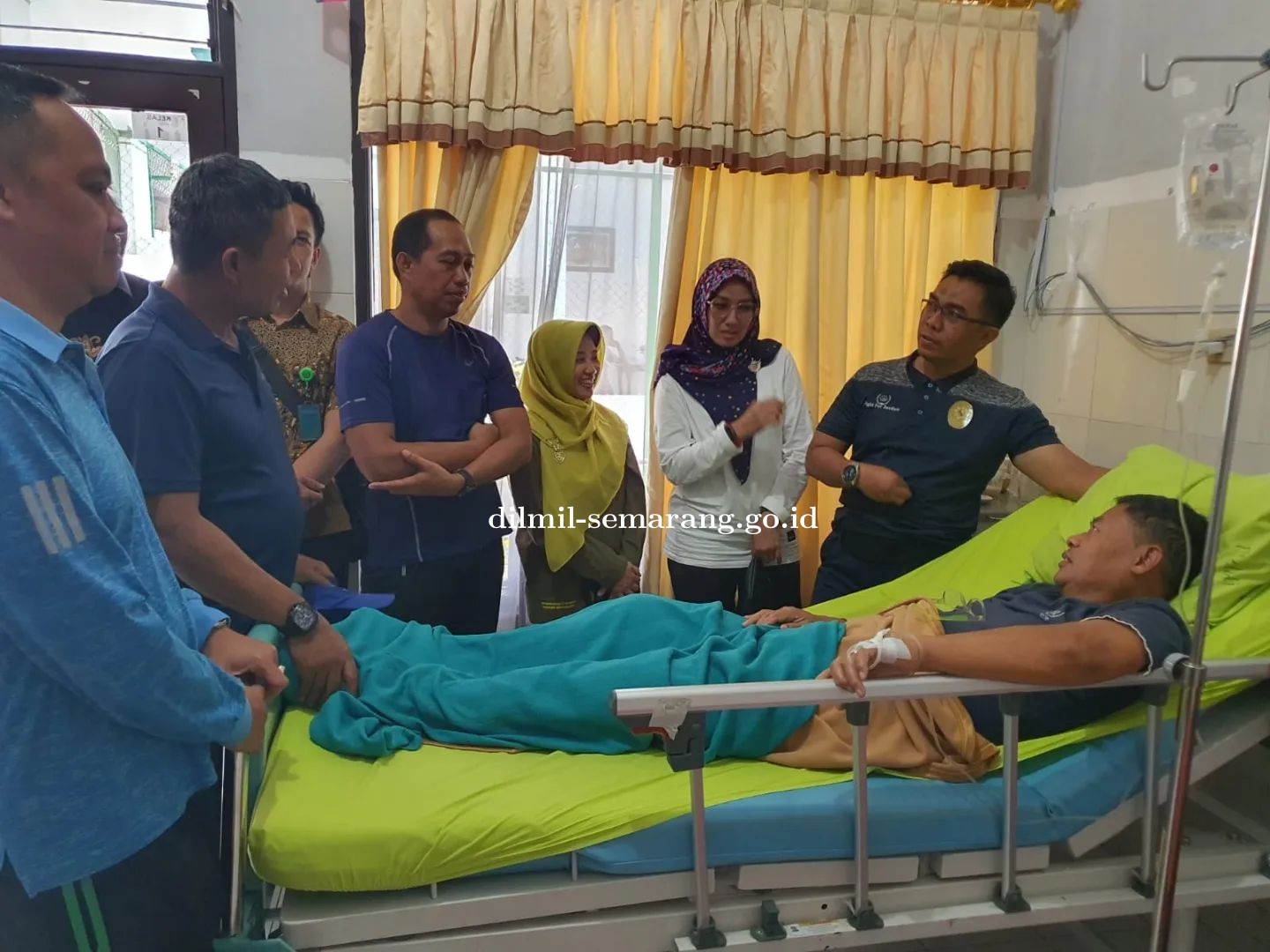 Kadilmil II-10 Semarang menjenguk Sekretaris yang terbaring sakit di RST Wira Bhakti Tamtama Semarang