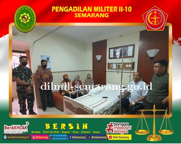 Kepala Pengadilan Militer II-10 Semarang beserta staf menjenguk Letkol Kum Yanto Herdiyanto, S.H., M.H. Anggota Hakim Pengadilan Militer II-10 Semarang, yang menderita sakit
