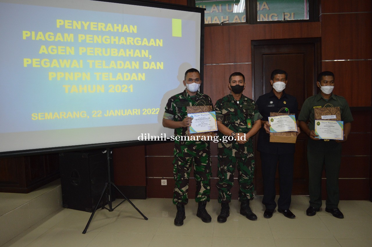 Penyerahan piagam dan hadiah kepada Agen Perubahan, Pegawai Teladan dan PPNPN Teladan 