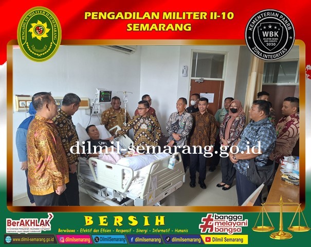  Kadilmil II-10 Semarang beserta staf menjenguk Pelda Pitoyo, S.H. yang dirawat di Rumah Sakit