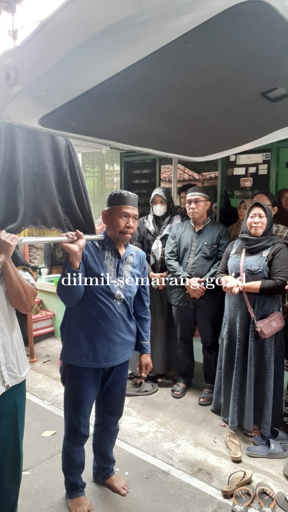 Kadilmil II-10 Semarang beserta staf bertakziyah ke rumah duka Bpk.Muslimin Rahimahullah Ayahanda Lettu Laut (H/W) Amalia Galih Wangi, S.H., M.H.